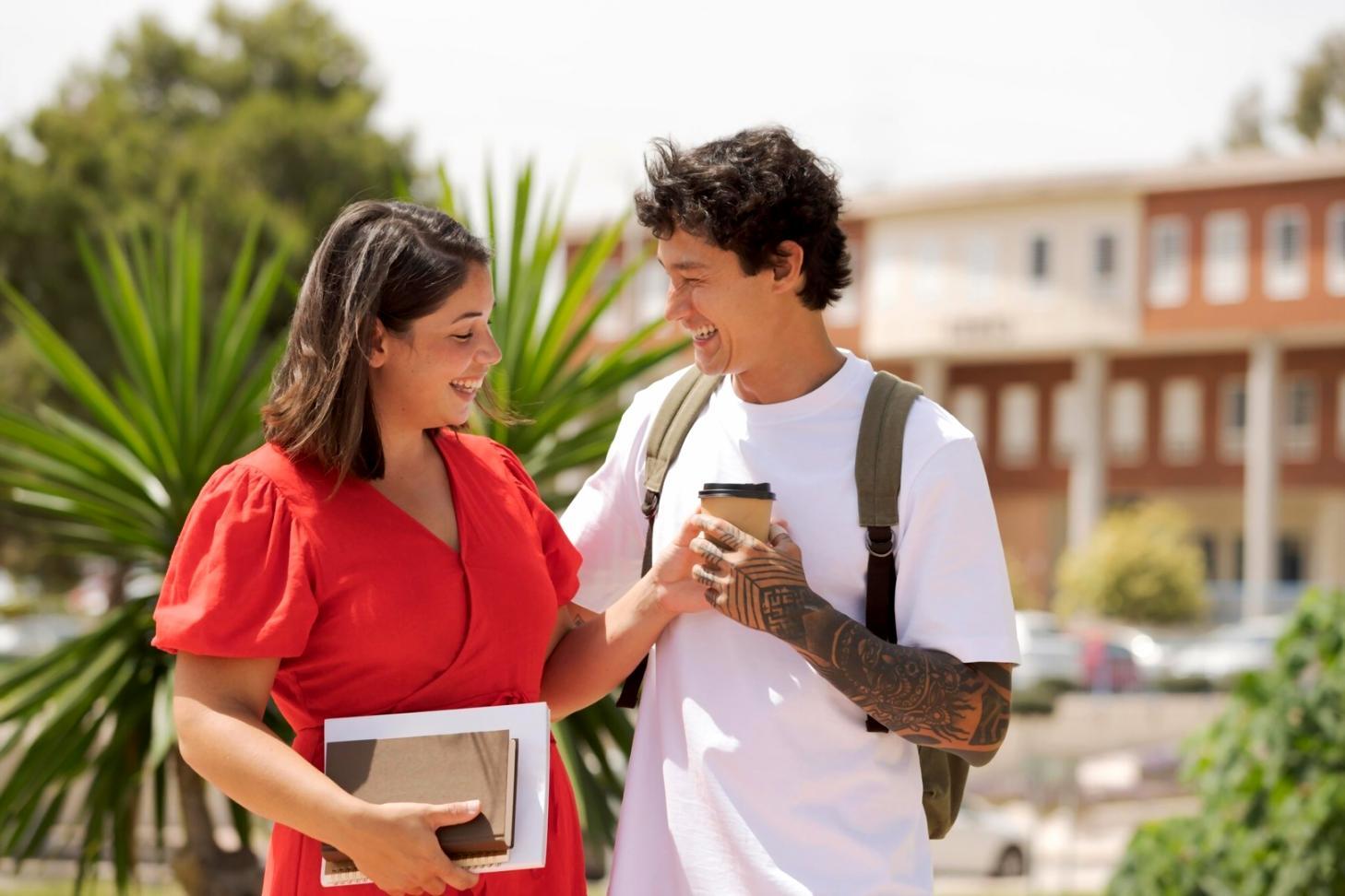 Teilnehmer arbeiten gemeinsam an Finanzprojekt mit Laptop und Dokumenten