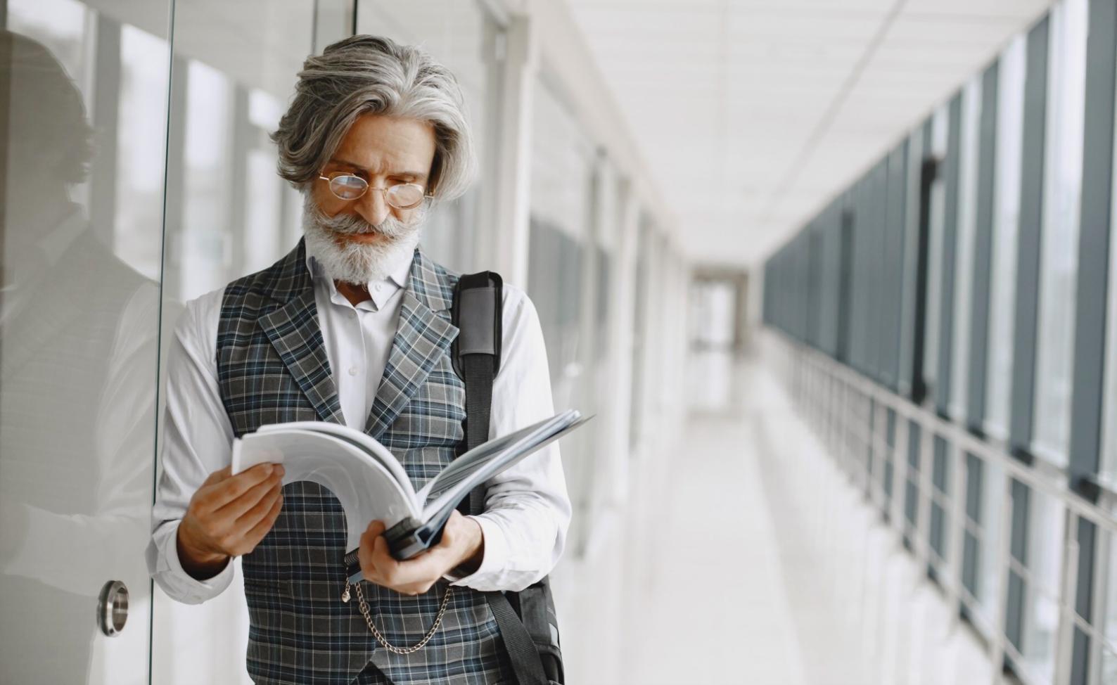 Budgetanalyst arbeitet mit Finanzberichten und Diagrammen am Computer